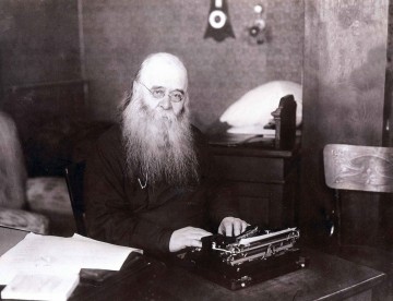 Митрополит Сергий за пишущей машинкой, на которой Первосвятитель напечатал свое Обращение 22 июня 1941 г.